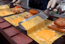 غذاهای خیابانی در کره جنوبی; پختن ساندویچ با تخم مرغ، پنیر و سوسیس (فیلم)