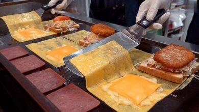 غذاهای خیابانی در کره جنوبی; پختن ساندویچ با تخم مرغ، پنیر و سوسیس (فیلم)