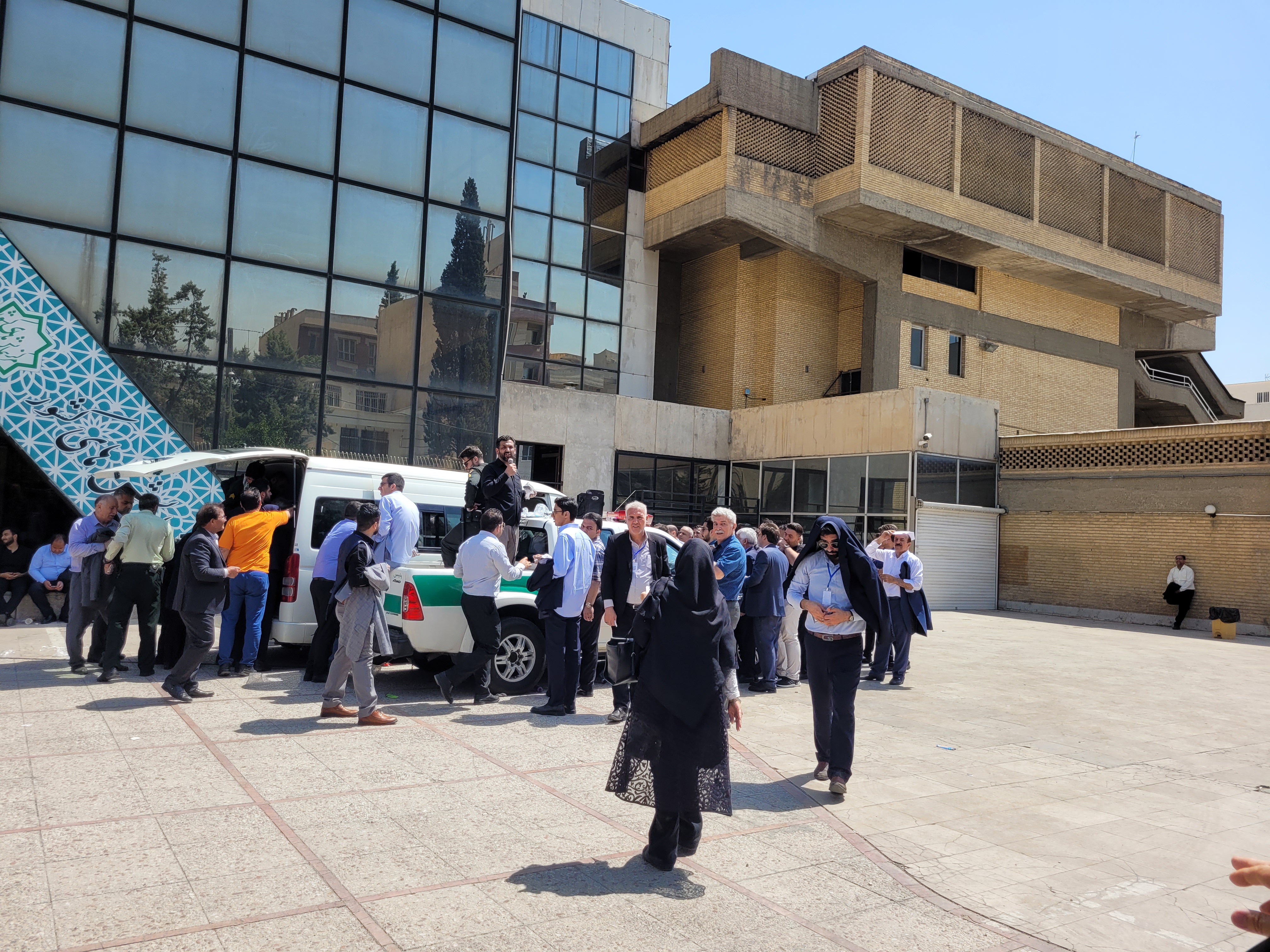 برگزاری نشست دکتر پزشکیان با توجه به حضور ستاد خوزستان و سایر استان ها، افراد مسئول ورود و خروج از سالن در بدترین شرایط قرار داشتند.