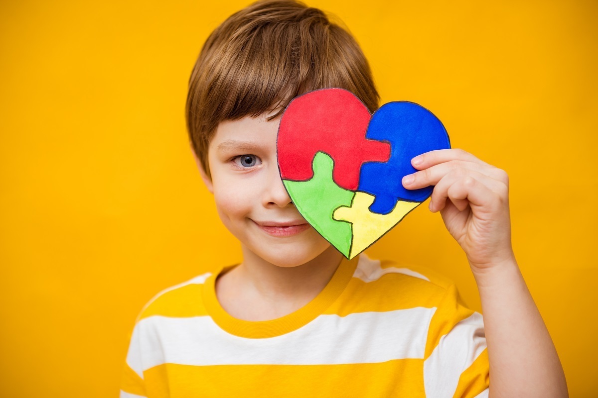10 تفاوت بین کودکان مبتلا به اوتیسم و ​​کودکان عادی. از ارتباط کلامی گرفته تا علایق و فعالیت ها