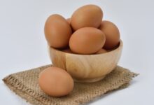 آیا رنگ قهوه ای پوست تخم مرغ به معنای ارزش غذایی بالاتری است؟