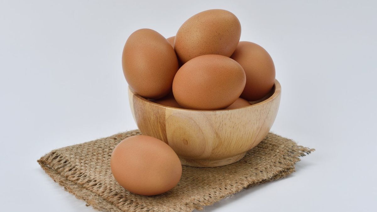 آیا رنگ قهوه ای پوست تخم مرغ به معنای ارزش غذایی بالاتری است؟