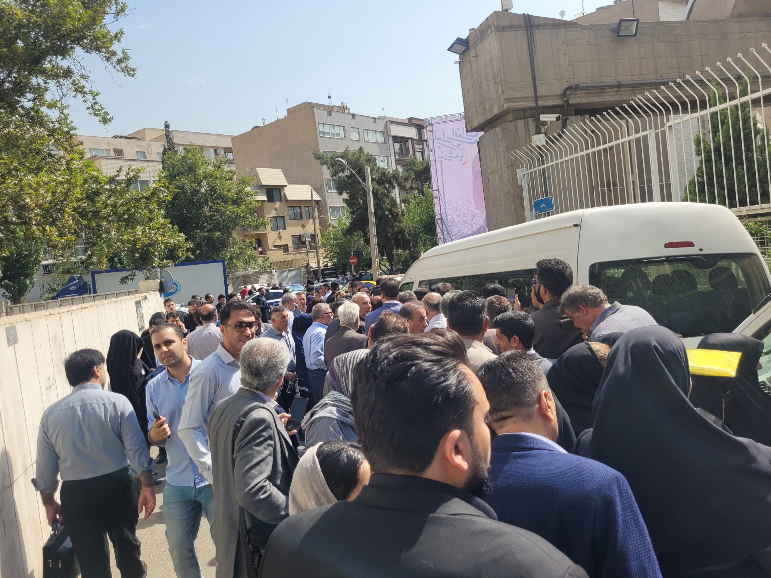 برگزاری نشست دکتر پزشکیان با توجه به حضور ستاد خوزستان و سایر استان ها، افراد مسئول ورود و خروج از سالن در بدترین شرایط قرار داشتند.