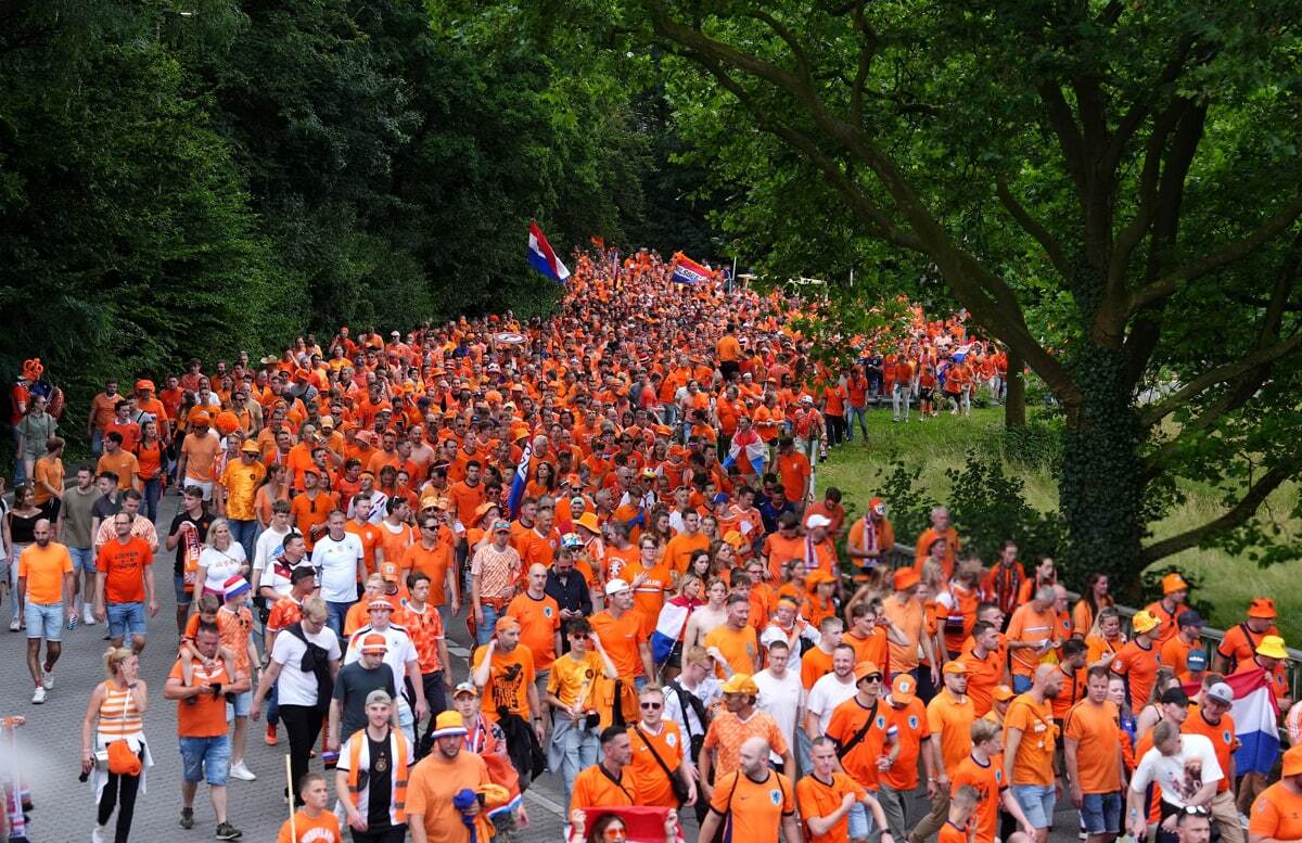 دورتموند لاله های نارنجی را فتح کرد. هواداران هلندی رکورد زدند و به انگلیس سقوط کردند (+عکس)