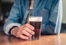نوشیدن الکل حتی به اندازه کم مضر است؛ پس چرا برخی مطالعات خلاف آن را می‌گویند؟