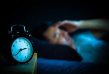 چرا بسیاری از مردم صبح زود از خواب بیدار می شوند؟