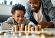 ۶ درس مهم مالی که والدین ثروتمند به فرزندان خود می‌آموزند