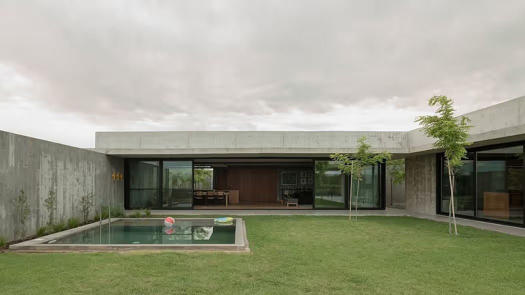 کاسا دوس وگاس؛ خانه ای مدرن از بتن و شیشه در طبیعت آرژانتین