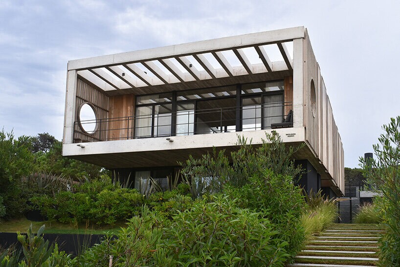 صفحات چوبی خانه ساحلی بوجی طراحی شده توسط شرکت معماری مارتین گومز در اروگوئه را پوشانده اند