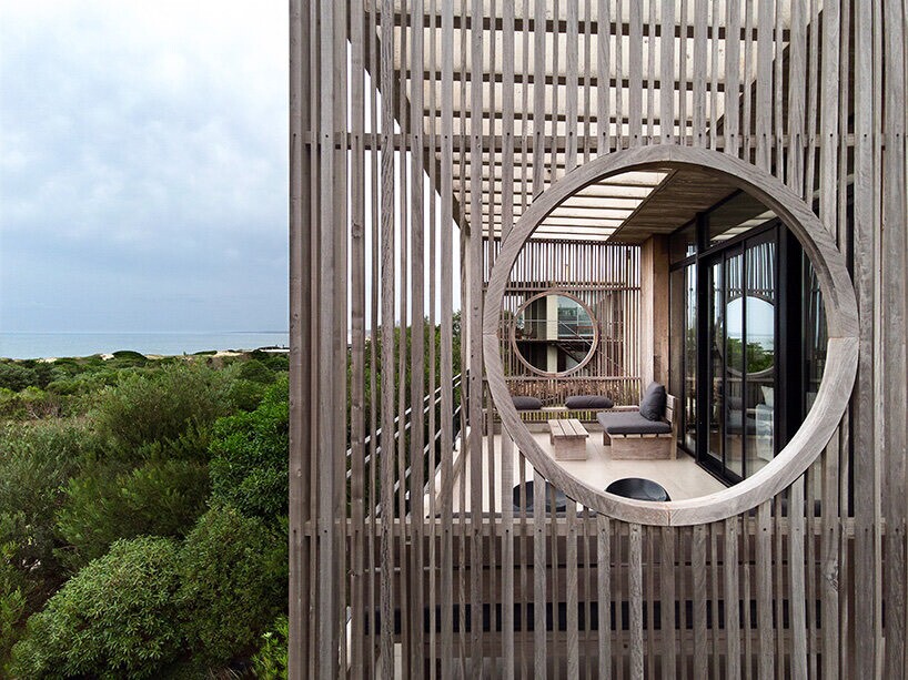 صفحات چوبی خانه ساحلی بوجی طراحی شده توسط شرکت معماری مارتین گومز در اروگوئه را پوشانده اند