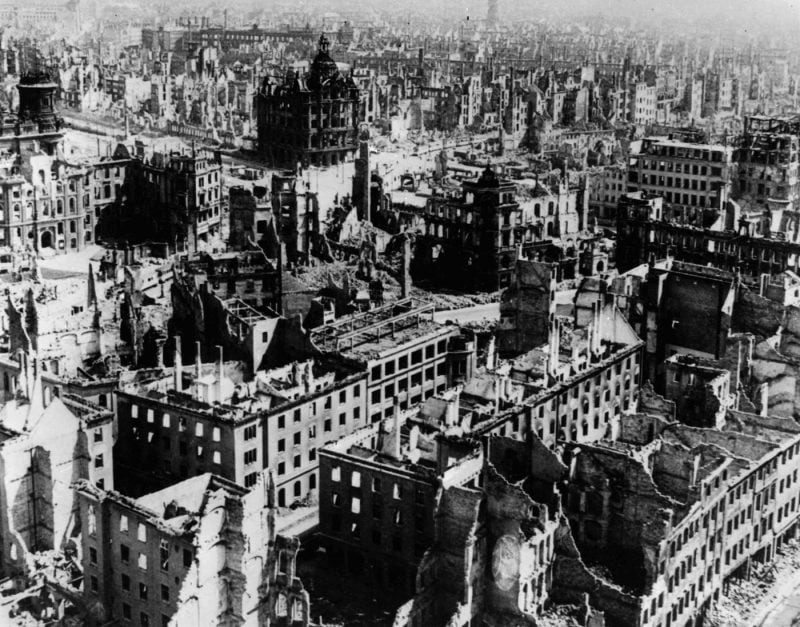 روزی که بمب افکن های متفقین یکی از زیباترین شهرهای آلمان را محو کردند