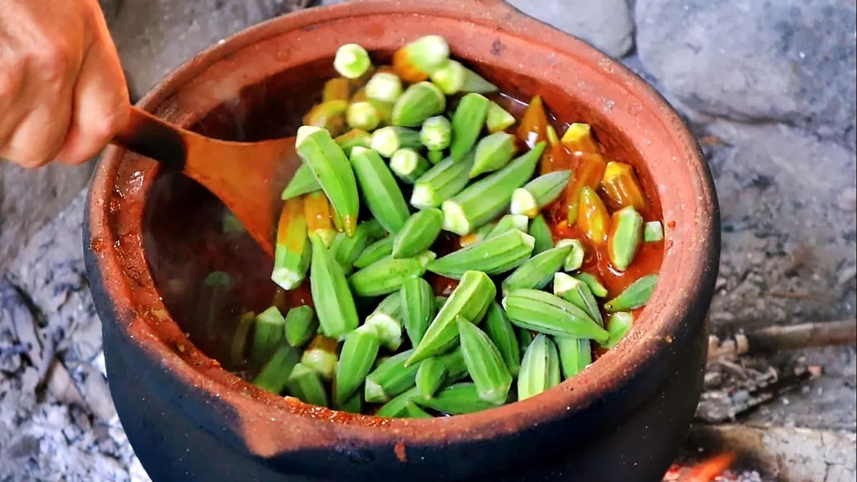 طرز پخت دیدنی خورش بامیه در طبیعت ترکیه (فیلم)