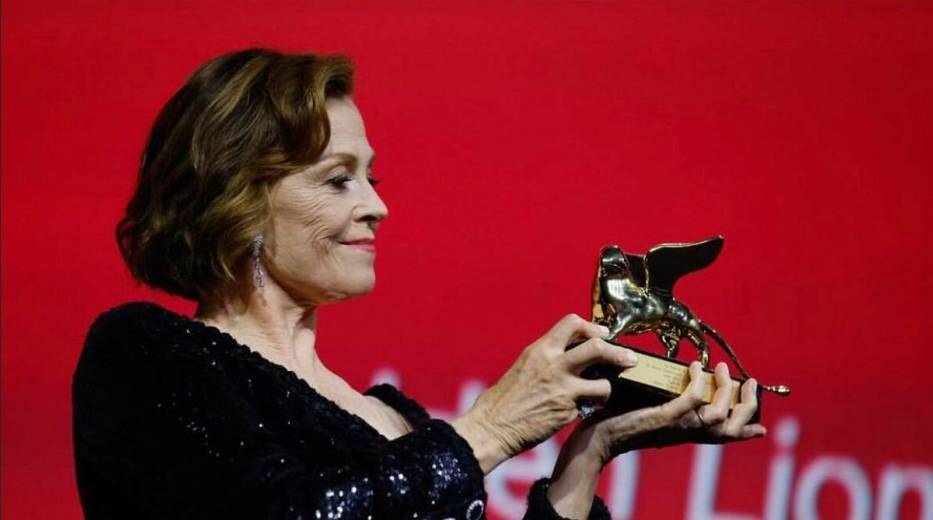 غوغای مونیکا بلوچی در افتتاحیه جشنواره فیلم ونیز/ عشق جنون آمیز لیدی گاگا با جوکر۲// آنجلیا جولی با همسر سابق به ونیز آمد 1 غوغای مونیکا بلوچی در افتتاحیه جشنواره فیلم ونیز/ عشق جنون آمیز لیدی گاگا با جوکر۲// آنجلیا جولی با همسر سابق به ونیز آمد