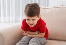 تنبلی روده در کودکان؛ از علت تا عوارض جانبی
