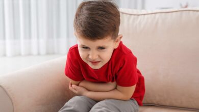 تنبلی روده در کودکان؛ از علت تا عوارض جانبی