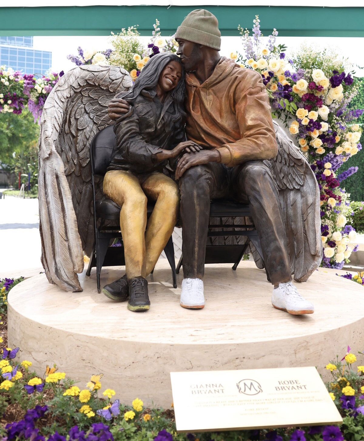 روزی تاریخی برای لیکرز؛ رونمایی از مجسمه کوبی برایانت و دخترش (+عکس)