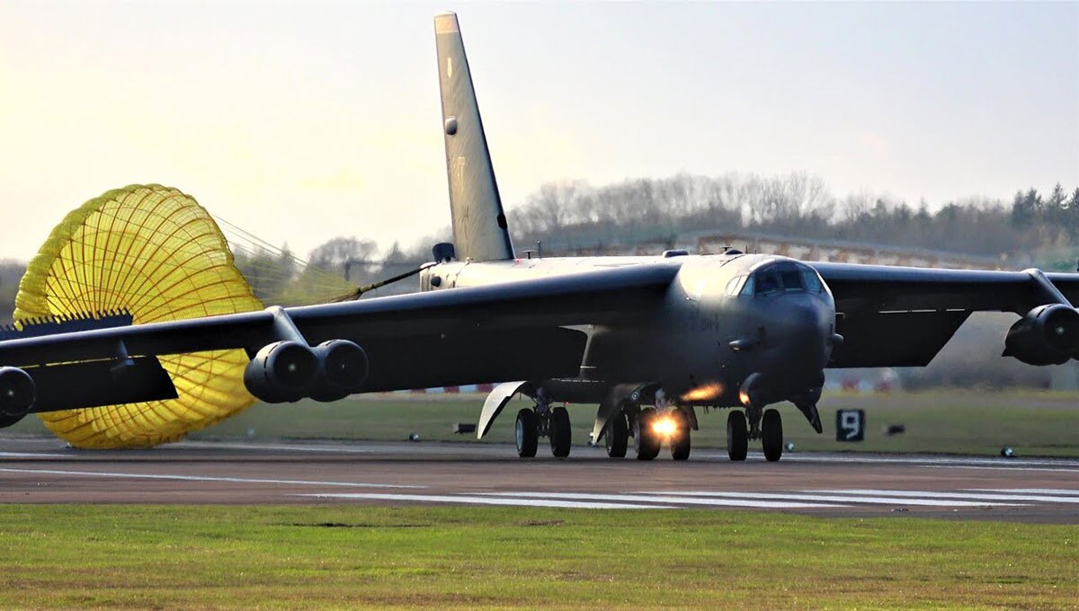 فرود بمب افکن غول پیکر B-52 Stratofortress (فیلم)