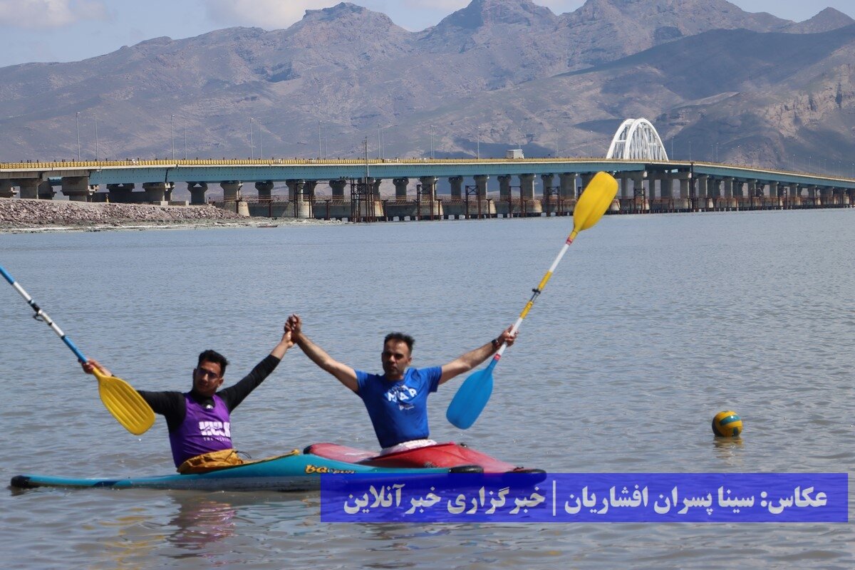 موقعیت روی دریاچه ارومیه; برگشتیم/سیزدهم کاری نکرد/ پزشکیان بیش از همه، نمایندگان خواستار احیای دریاچه بودند