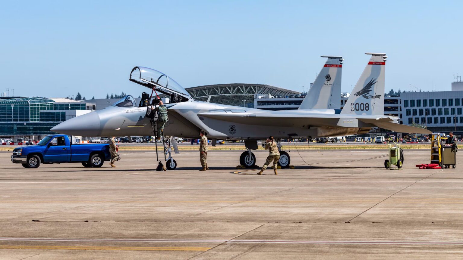 نیروی هوایی آمریکا چند فروند و چه نسخه هایی از جنگنده F-15 در اختیار دارد؟