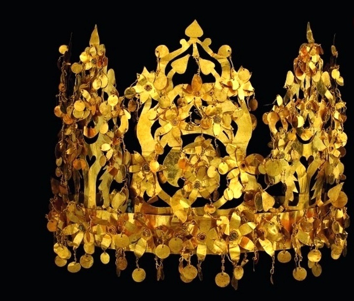 تاجی طلایی که در قبر ششم و روی سر قرار دارد یکی در زنان مدفون کشف شد. این تاج در حالت دخترانی که در طلا دفن شده اند. شگفت انگیزترین گنج افغانستان چگونه کشف شد؟