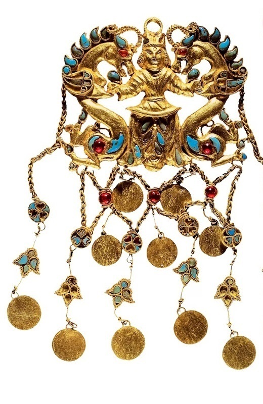 یک آویز طلا که با فیروزه، عقیق و لاجورد تزئین شده است دخترانی که در طلا دفن شده اند. شگفت انگیزترین گنج افغانستان چگونه کشف شد؟