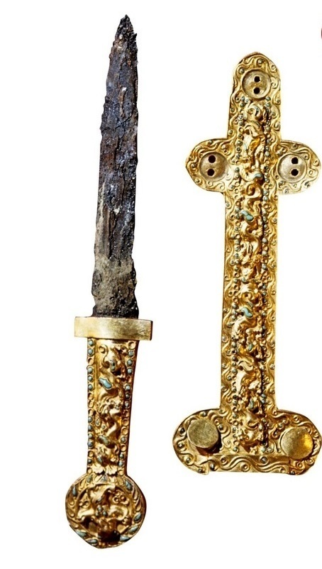 خنجر و غلاف طلا تزئین شده با فیروزه دخترانی که در طلا دفن شده اند. شگفت انگیزترین گنج افغانستان چگونه کشف شد؟