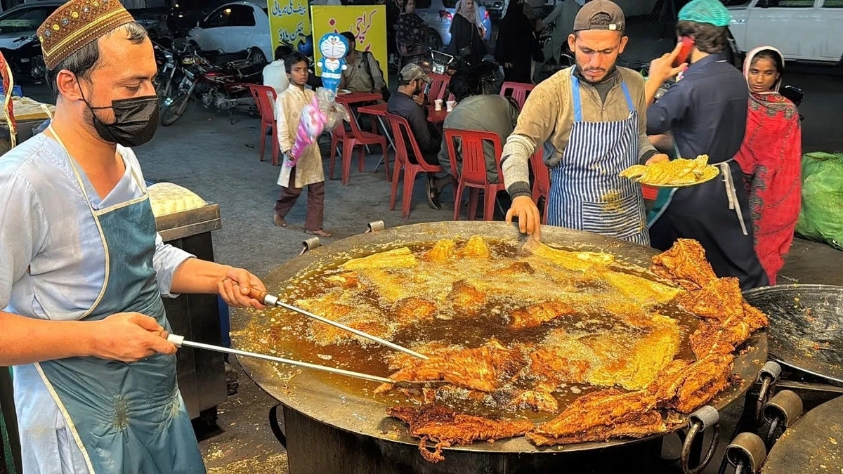 غذاهای خیابانی در پاکستان؛ طرز تهیه انواع ماهی و مرغ سرخ شده (فیلم)