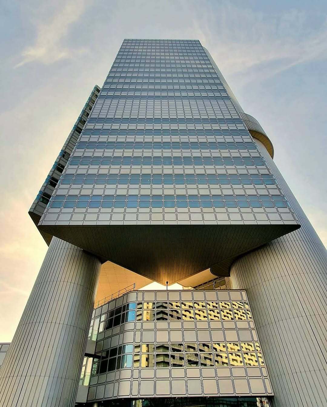 برج HVB مونیخ: وقتی معماری فیزیک را ترکیب می کند! (+عکس) برج HVB مونیخ: وقتی معماری فیزیک را ترکیب می کند! (+عکس)