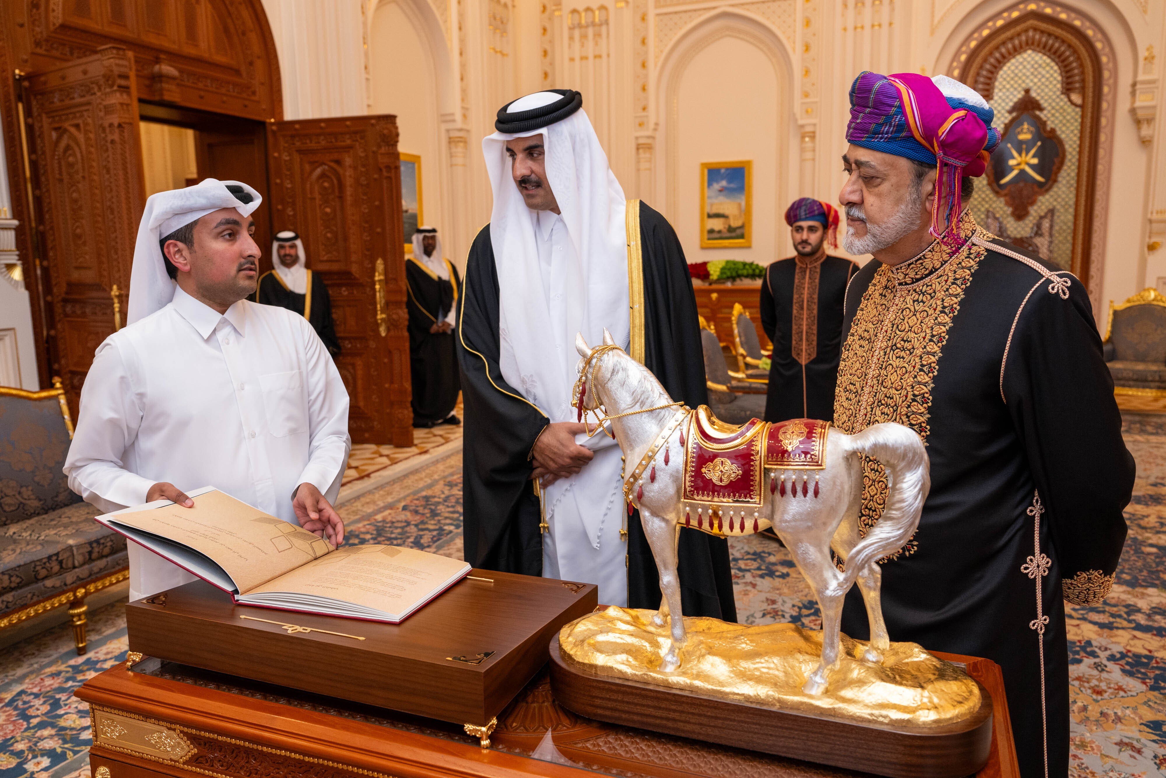 هدیه از سلطان عمان به قطر (عکس) هدیه از سلطان عمان به قطر (عکس)