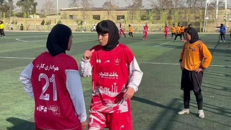صحنه هایی را در مسابقات قهرمانی بانوان پرسپولیس نشان می دهد! صحنه هایی را در مسابقات قهرمانی بانوان پرسپولیس نشان می دهد!
