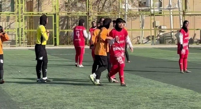 صحنه هایی را در مسابقات قهرمانی بانوان پرسپولیس نشان می دهد! صحنه هایی را در مسابقات قهرمانی بانوان پرسپولیس نشان می دهد!