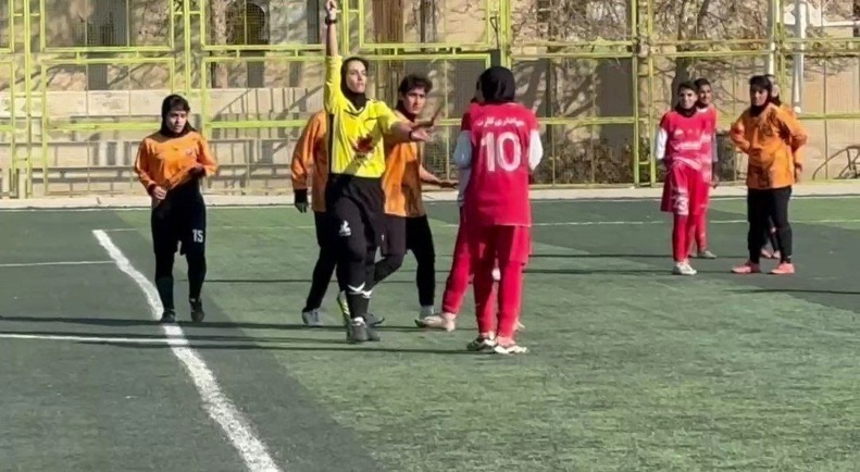 صحنه هایی را در مسابقات قهرمانی بانوان پرسپولیس نشان می دهد! صحنه هایی را در مسابقات قهرمانی بانوان پرسپولیس نشان می دهد!