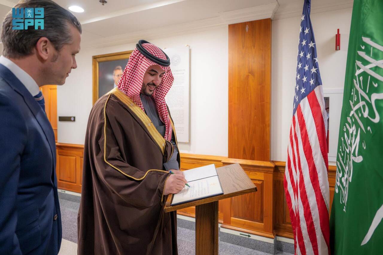 وزیر دفاع سعودی با همکار دفتر آمریکا در پنتاگون
