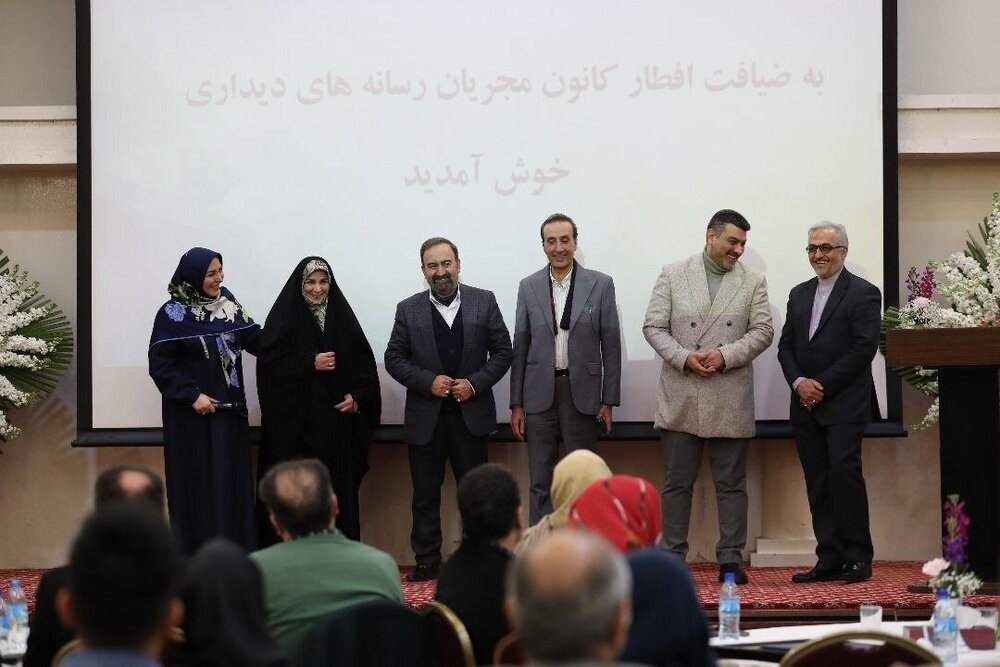 من با اعدام زندگی کردم و با اعدام درگذشت 4 محمد رضا حیاتی: من با عملکرد ، مووانی ، سلطانی و ناجافیان متولد شدم و من درگذشت