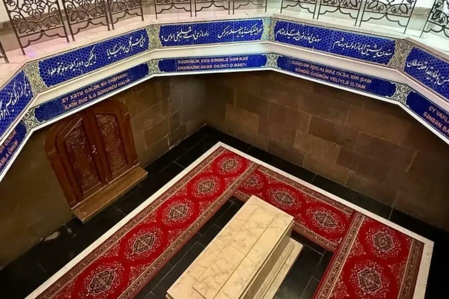 اشعار غریبه به جای اشعار فارسی در مقبره نظامی گنجوی
