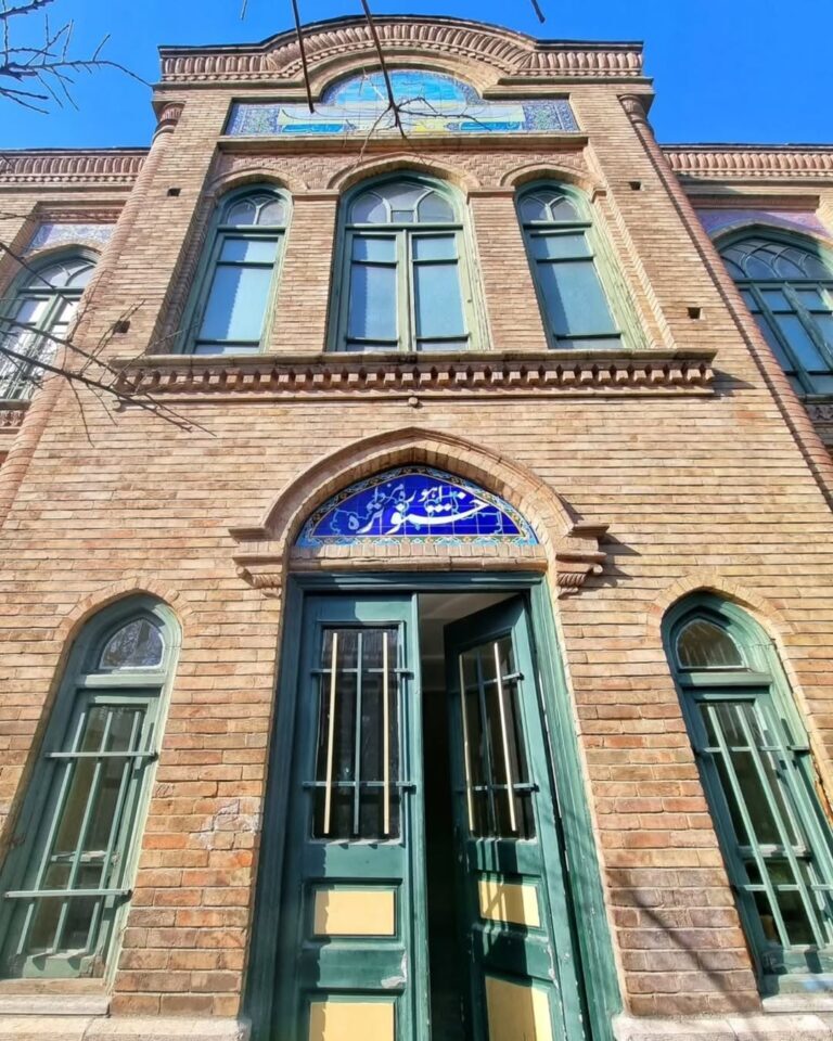 یک ساختمان دبیرستانی در مرز یک کاخ سلطنتی زیبا یک ساختمان دبیرستانی در مرز یک کاخ سلطنتی زیبا