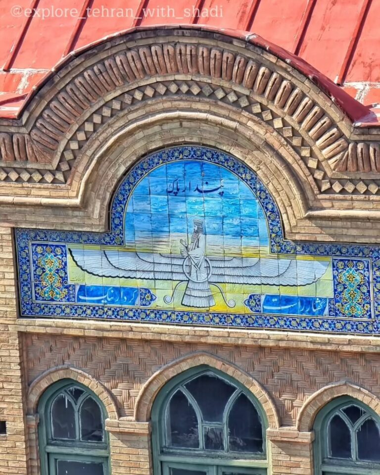 یک ساختمان دبیرستانی در مرز یک کاخ سلطنتی زیبا یک ساختمان دبیرستانی در مرز یک کاخ سلطنتی زیبا