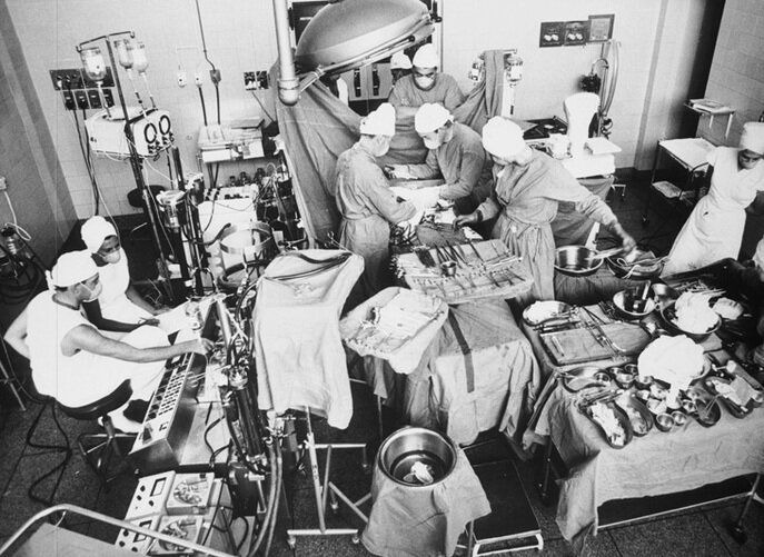 چند روز از دریافت کنندگان قلب/ اولین پیوند قلب زنده مانده است؟ 3 توسعه جراحی قلب ؛ چند روز بخیه از طریق پیوند/ اولین گیرنده پیوند قلب زنده مانده است؟