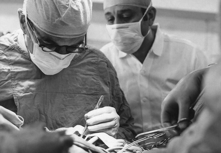 چند روز از دریافت کنندگان قلب/ اولین پیوند قلب زنده مانده است؟ 4 توسعه جراحی قلب ؛ چند روز بخیه از طریق پیوند/ اولین گیرنده پیوند قلب زنده مانده است؟