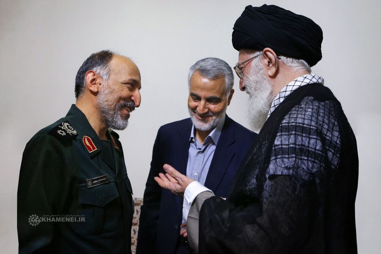 تصویری از گفتگوی رهبر انقلابی با شهید Qassimanani و سردار حجازازی