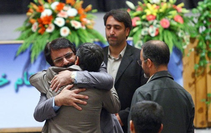 داستان Alireza Eftekhari از لبه های Robusi با احمدی نژاد در سال 2: من یک ادای احترام کوچک انجام دادم / وقتی دیدم که آن را تحت تأثیر قرار داده است یکی من از ترانه ها و اشک های خود در چشمان شما خارج شده ام ، آیا انتظار دارید چه کاری انجام دهید؟ / وقتی به آرایشگاه رفتم ، بازرگان گفت من مشتری هایم را برای شما از دست خواهم داد