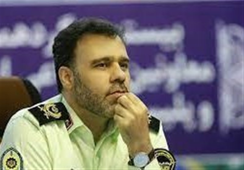 معلم، نشسته بر کرسی تعلیم شهروند قانونمدار