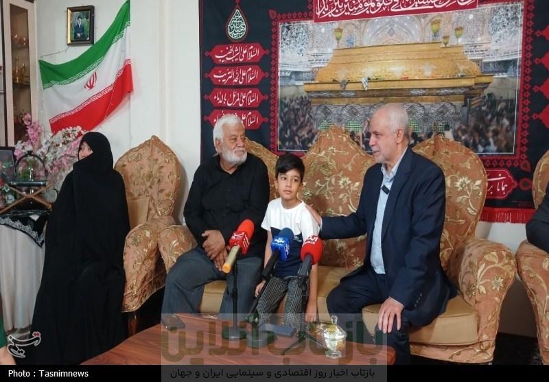 رئیس بنیاد شهید با خانواده شهید طاووسی دیدار کرد