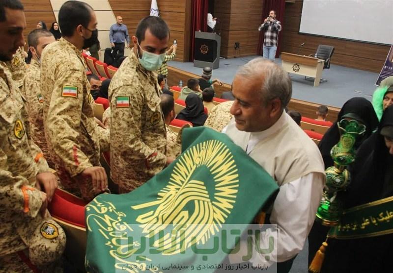 اشک شوق سربازان نزاجا در آغوش پرچم امام رضا(ع)+تصویر