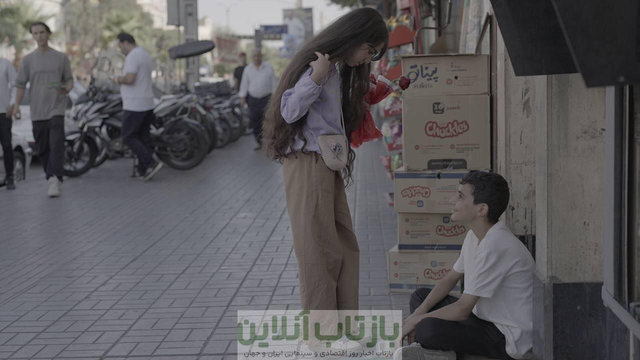  پسری که با یک ترازو در خیابان به دنبال نان می‌گردد