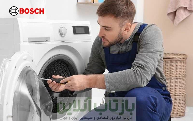 تعمیرکار ماشین لباسشویی پیچ های درب را تنظیم می کند