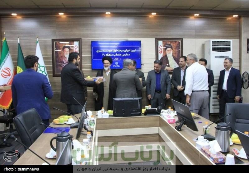 آغاز طرح هوشمندسازی 105 مدرسه شهرری با اهدای 40 لپ تاپ به مدیران مدارس
