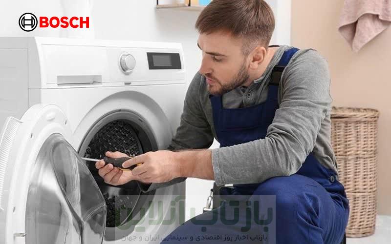 تعمیرکار ماشین لباسشویی پیچ های درب را تنظیم می کند