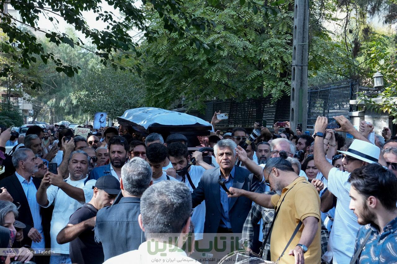 روزنامه اصولگرا: بسیاری از اهالی سینما و روشنفکران چون نان به نرخ روز می خورند، در مراسم تشییع ناصر تقوایی شرکت نکردند