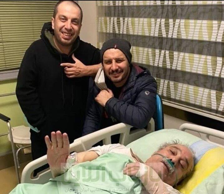 وداع قبل از رفتن جواد عزتی و عباس جمشیدی‌فر با محمد کاسبی/ عکس